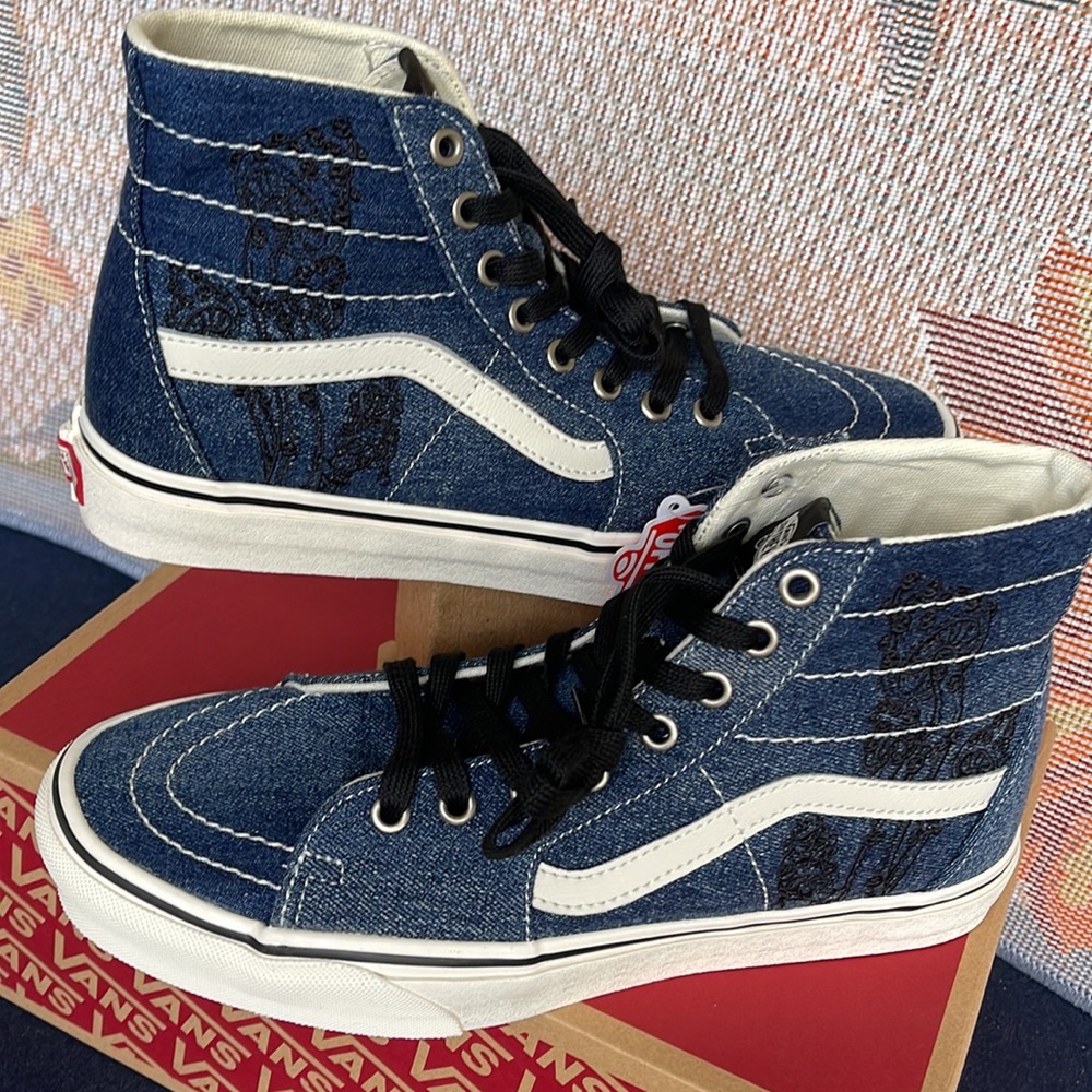 Vans WMNS Sk8-Hi Tapered
Denim Embroidery Navy/White
VNOA5KRUNAV
Sneakers - Picture 11 of 16